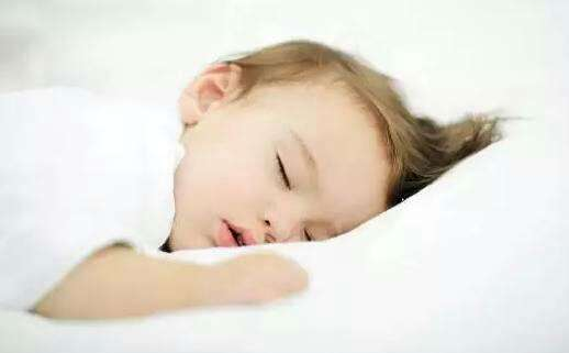 如何让宝宝一夜好眠到天亮？宝宝夜哭的安抚技巧