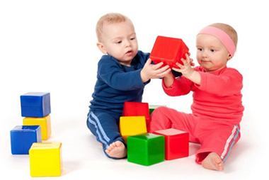 12个月宝宝精细动作能力训练：翻书和搭积木游戏