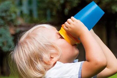 12个月宝宝适应能力训练：学用杯子喝水