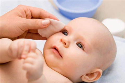 护理好宝宝的皮肤，首要的是保持清洁和干燥